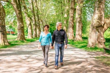 Üst düzey çift yürüyen bir parkı ile Tuebingen, Almanya