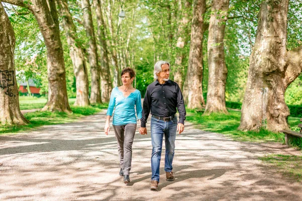 Üst düzey çift yürüyen bir parkı ile Tuebingen, Almanya