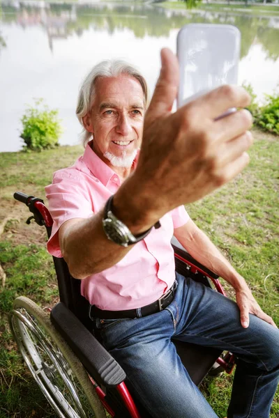 Homem idoso em cadeira de rodas — Fotografia de Stock