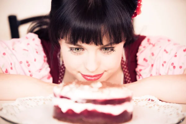 Vintage fille cuisson un gâteau — Photo