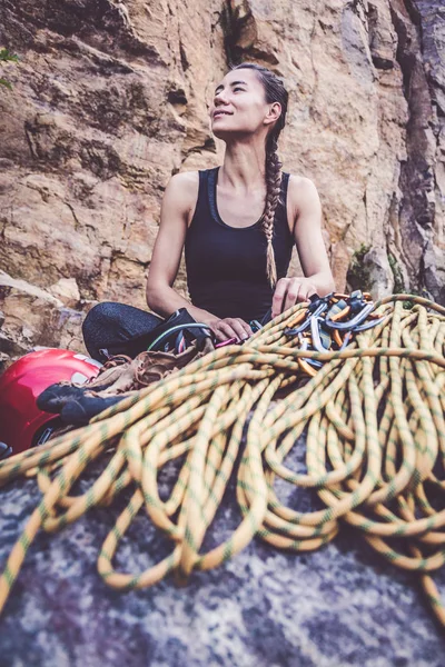 Jonge klimmer klaar voor rock climbing — Stockfoto
