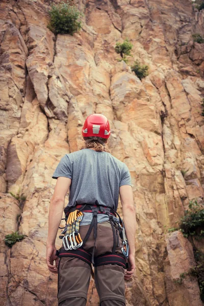 Jovem alpinista se preparando para escalada — Fotografia de Stock