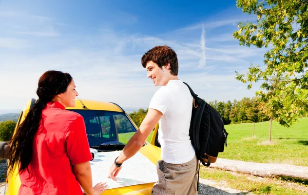 Young Couple Planning A Hiking Tour — Stock Photo, Image