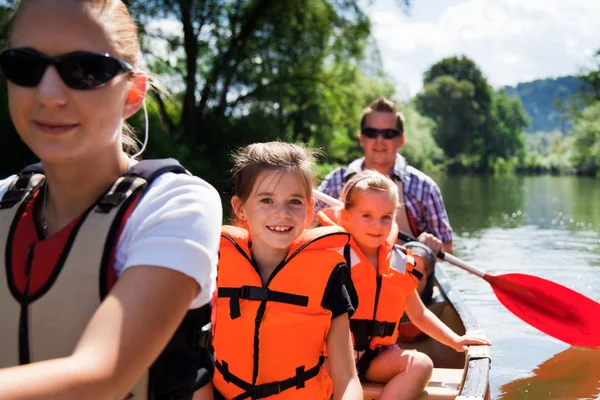 Canoa per giovani famiglie — Foto Stock