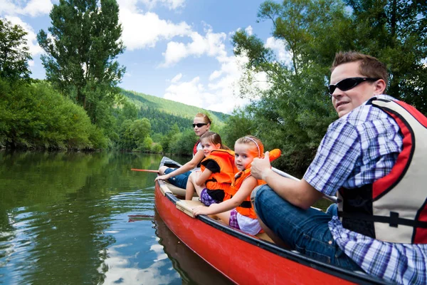 Jeune famille Canoë — Photo