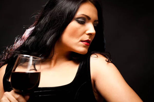 Jeune femme dégustant un verre de vin — Photo