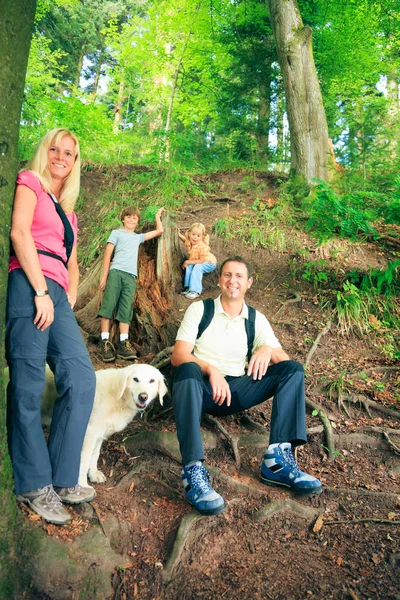 4 つのハイキングの家族 — ストック写真
