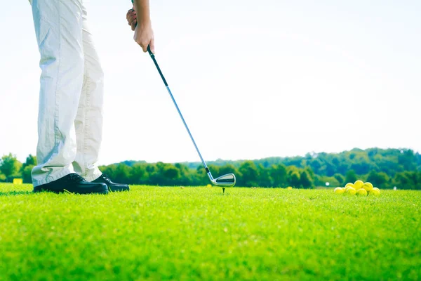 Практика игры в гольф — стоковое фото
