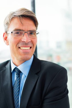 pencerenin kenarında duran işadamı