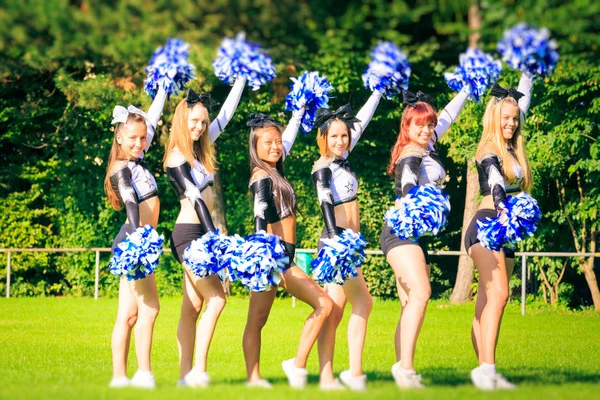 Cheerleaders beoefenen van buitenshuis — Stockfoto