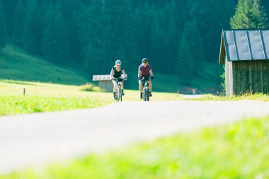 Yaşlılar Avusturya Bisiklete binme