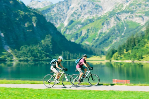 骑自行车在奥地利老年人 — 图库照片