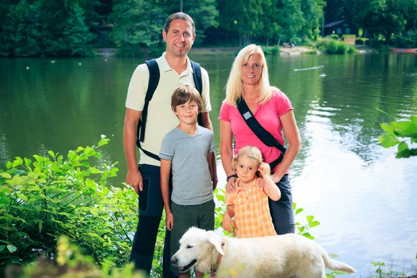 Família de quatro caminhadas — Fotografia de Stock