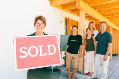 Emlakçı ile Aile evlerinin satış