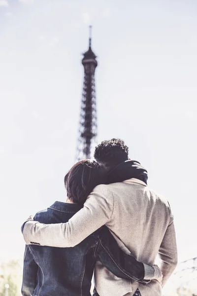 Casal multi-étnico se divertindo em Paris perto da Torre Eiffel — Fotografia de Stock