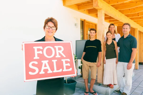 Nieruchomości z rodziny sprzedaży domu — Zdjęcie stockowe