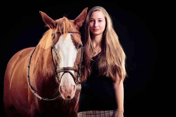 彼女の馬を持つ女性 — ストック写真