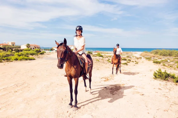 Joven turista pareja equitación —  Fotos de Stock