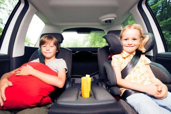 車の中で座っている子供 — ストック写真