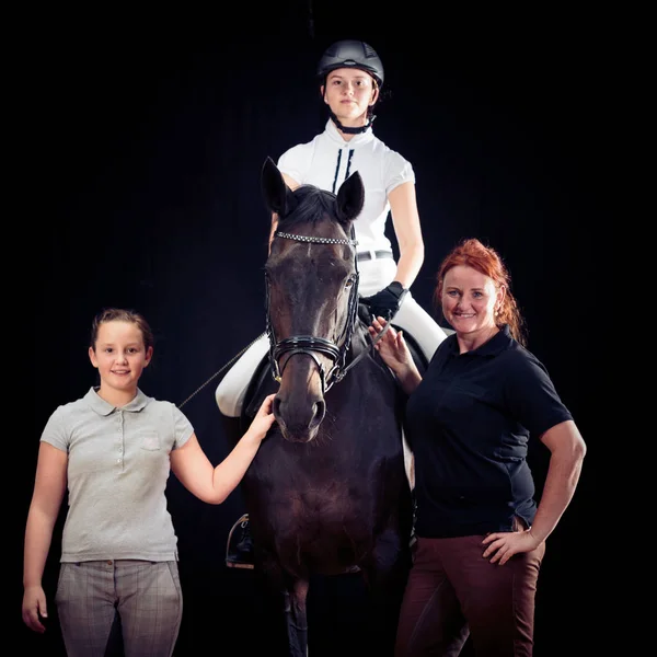 Família de três com seu cavalo — Fotografia de Stock