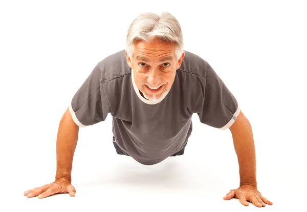 Hombre en sus 50 años haciendo flexiones — Foto de Stock