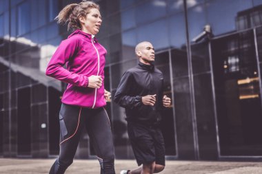 Çok etnik gruptan oluşan çift kentsel ortamda koşu