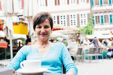 Üst düzey kadının bir fincan kahve, Tuebingen, Almanya