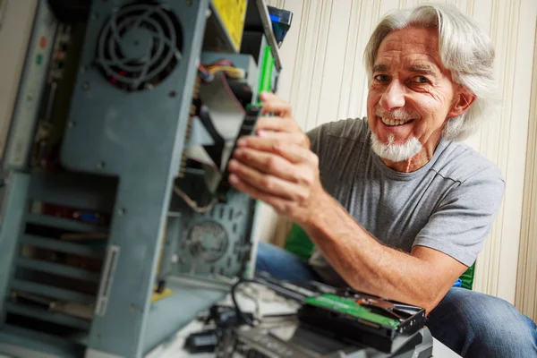 年配の男性がデスクトップ コンピューターの組み立て — ストック写真