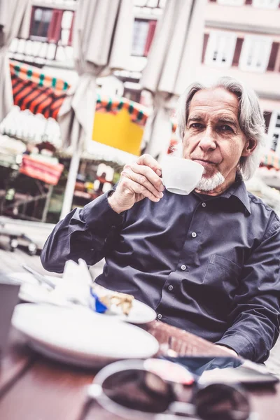 Senior man enjoying a cup of coffee, Tuebingen, Alemanha — Fotografia de Stock