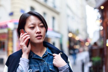 Latin Quarter eğleniyor genç Çinli kadın