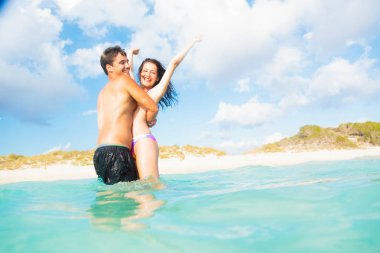 Genç çift denizde eğleniyor