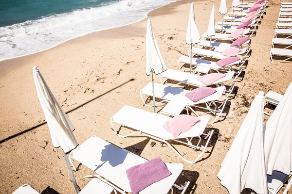 Ombrelloni bianchi sulla spiaggia — Foto Stock