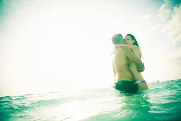 Pareja joven divirtiéndose en el mar — Foto de Stock