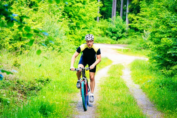 年轻人骑着他的山地自行车 — 图库照片