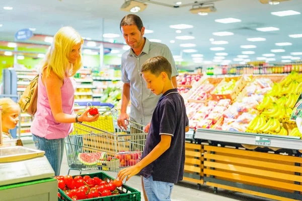 Familie in de supermarkt — Stockfoto