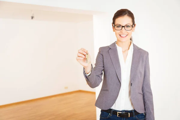 Realtor Standing In Empty Apartment, Holding Keys — Stock Photo, Image