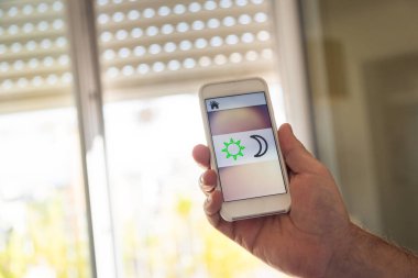 Akıllı ev: adam kör onun telefon app ile denetleme