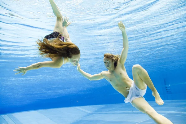 Vista subacquea di una giovane coppia che nuota — Foto Stock