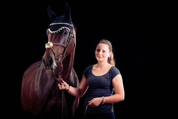 Mulher com seu cavalo — Fotografia de Stock