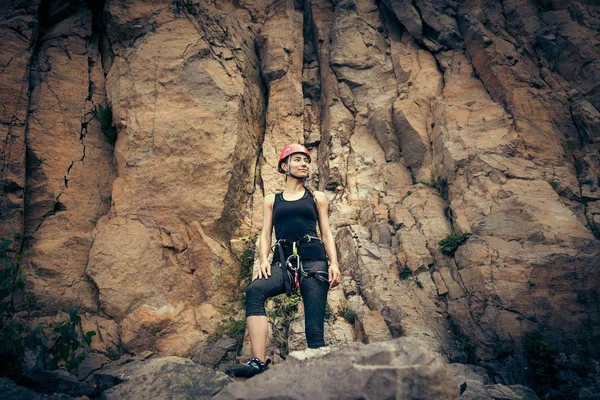 Joven escalador preparándose para escalar en roca — Foto de Stock