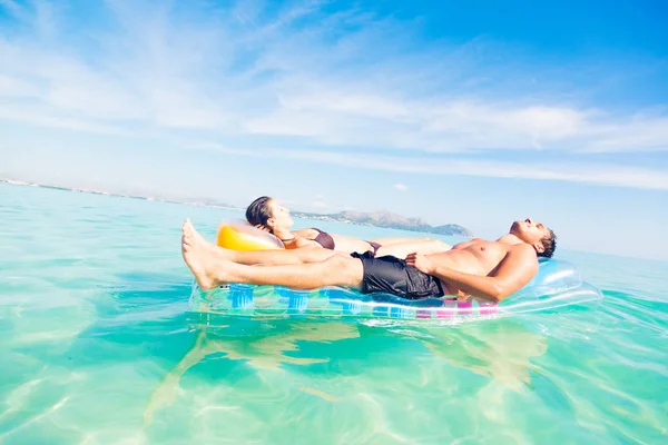 Pareja joven con piscina balsa — Foto de Stock