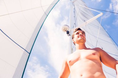 Yelkenli üzerinde genç adam