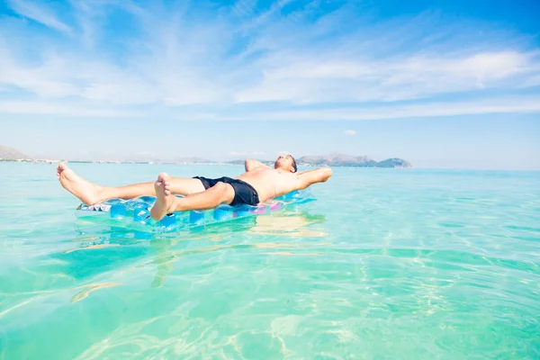 Ung Man med Pool flotte — Stockfoto