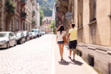 Gençler şehirde iyi vakit geçiriyor.