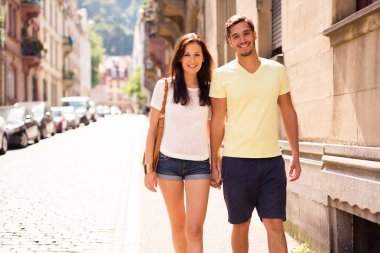 Gençler şehirde iyi vakit geçiriyor.