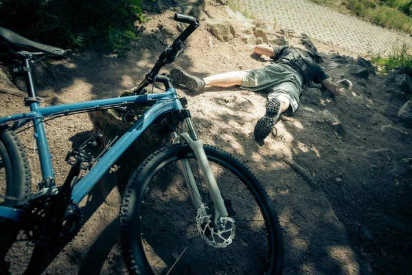 Giovane mountain bike caduto dalla sua moto — Foto Stock