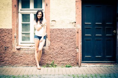 Sokağın ortasında poz gençler