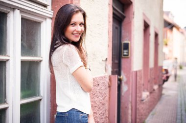 Sokağın ortasında poz gençler