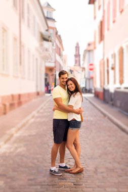 Sokağın ortasında poz gençler