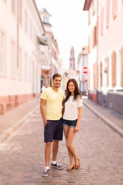 Sokağın ortasında poz gençler